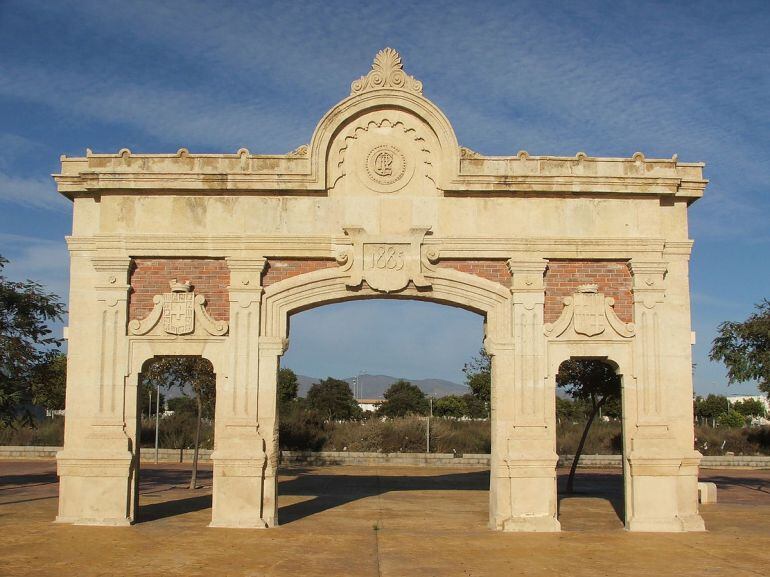 La Puerta de El Ingenio de la que ha desaparecido la placa conmemorativa.