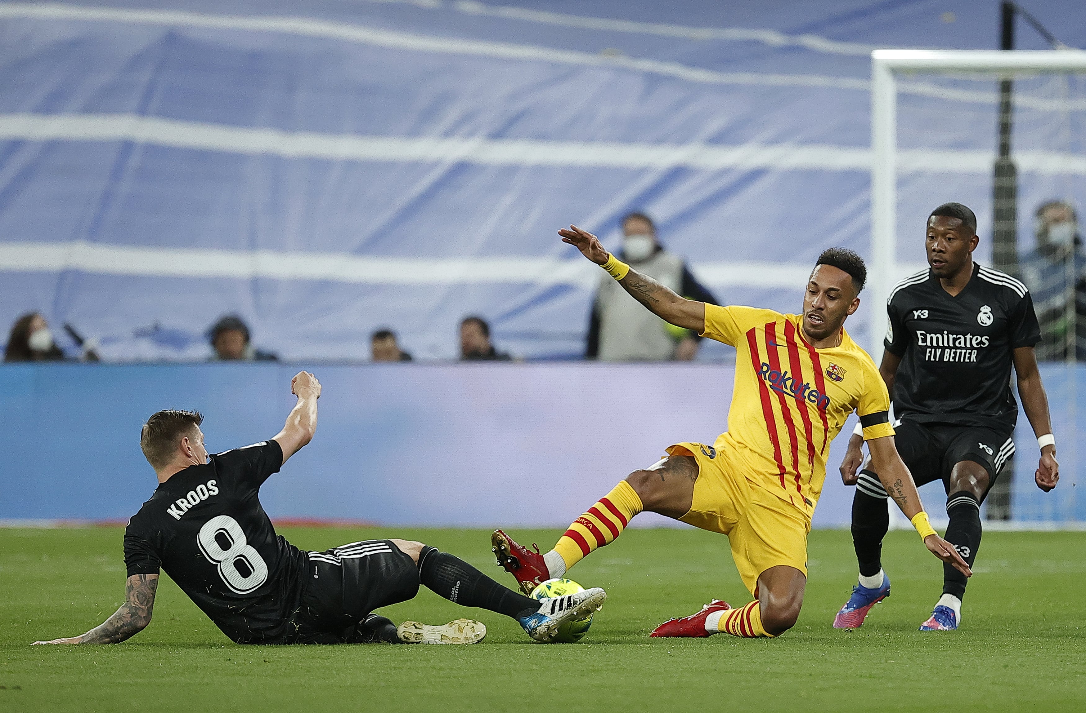 Momento en el que Aubameyang impacta con los tacos en la tibia de Kroos