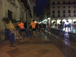 Primeros romeros de la mañana recogen las cañas en el Ayuntamiento de Alicante