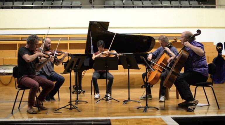 Varios profesores ensayan para un concierto