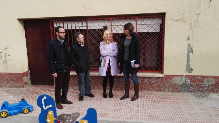 El concejal de Mantenimiento ha hablado del problema con Urbaser en la visita a la Escuela Rosa Fernández