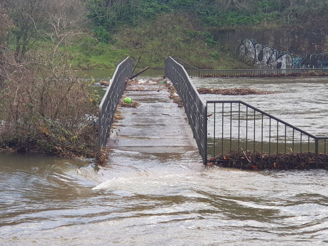 Pasarela inundada en el río Sil