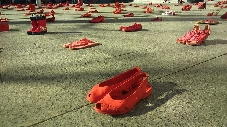 Zapatos rojos en la plaza de España