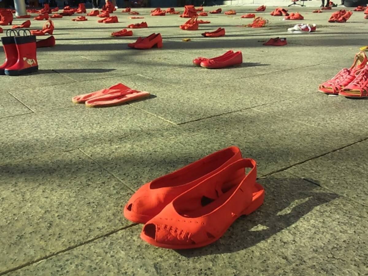Zapatos rojos contra las violencias machistas