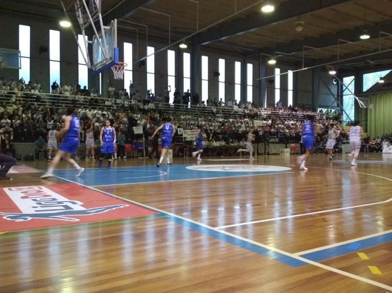 Imagen del lance del partido entre Uni Ferrol y Avenida.