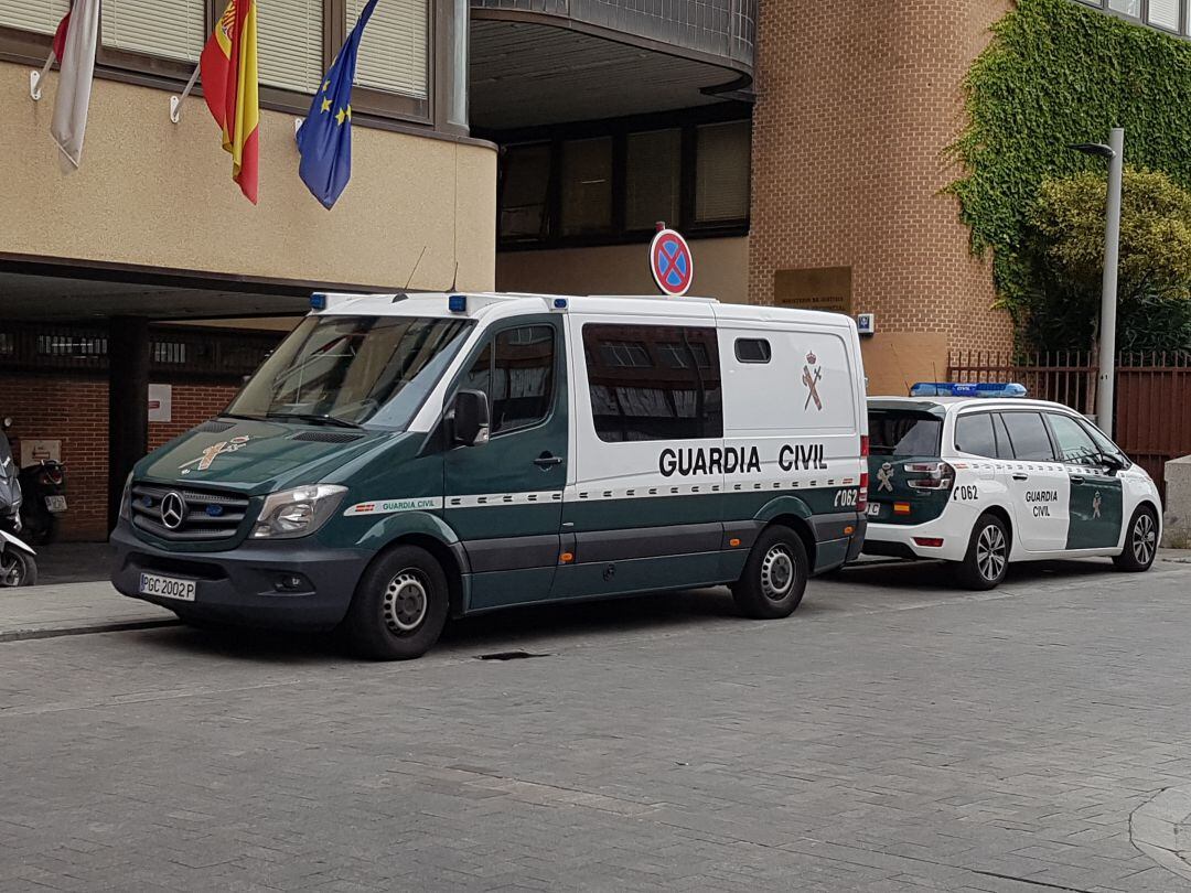 Vehículos Guardia Civil en los juzgados de Guadalajara