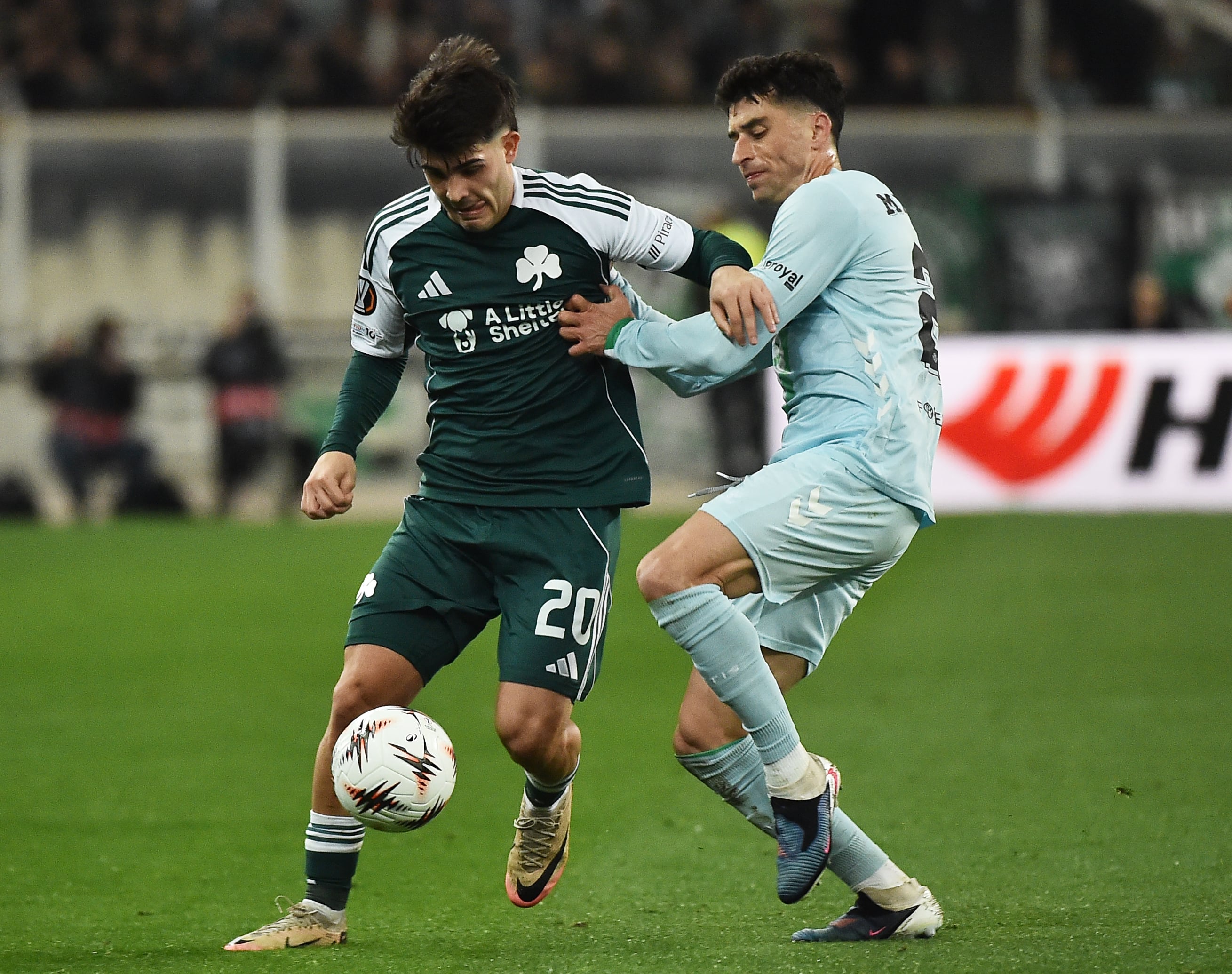 Taborda pugna un balón con Junior Firpo durante el Panathinaikos - Betis