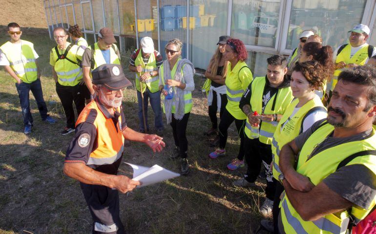 Varios voluntarios al inicio de la primera batida organizada por el ayuntamiento de A Pobra do Caramiñal para tratar de dar con algún indicio sobre la joven madrileña Diana Quer