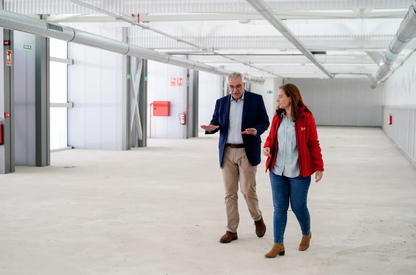 Carlos Izquierdo y Sara Hernández, consejero de Administración Local y alcaldesa de Getafe, respectivamente, visitan el complejo deportivo San Isidro