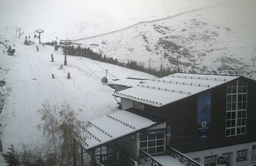 Aspecto del final de la Pista del Río, la zona esquiable más baja de la estación de esquí de Sierra Nevada (Granada) este martes