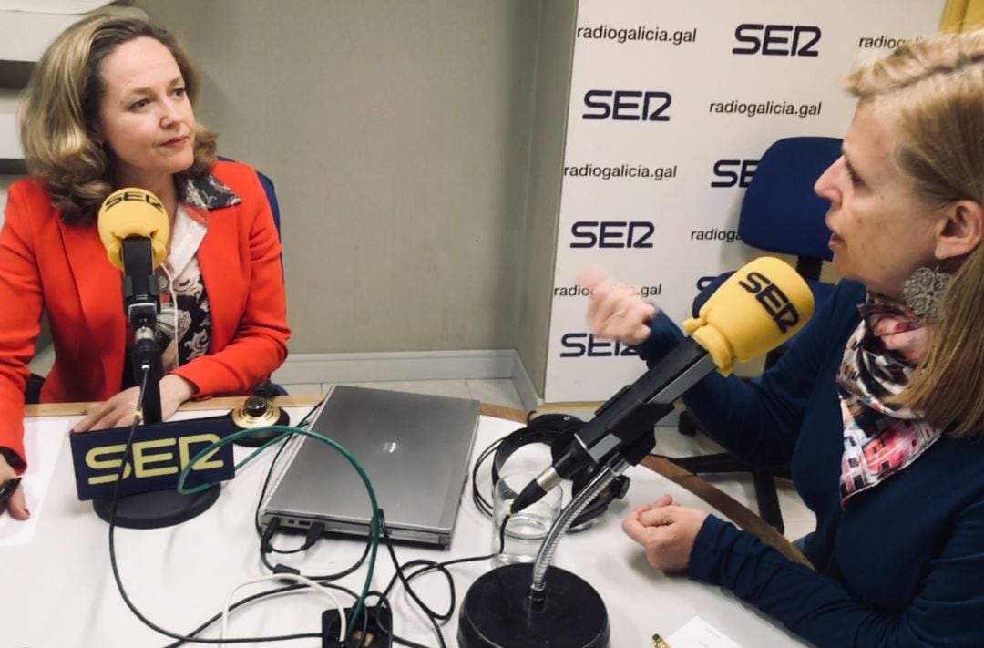 La ministra de economía, Nadia Calviño, con Aida Pena en los estudios de Radio Galicia.