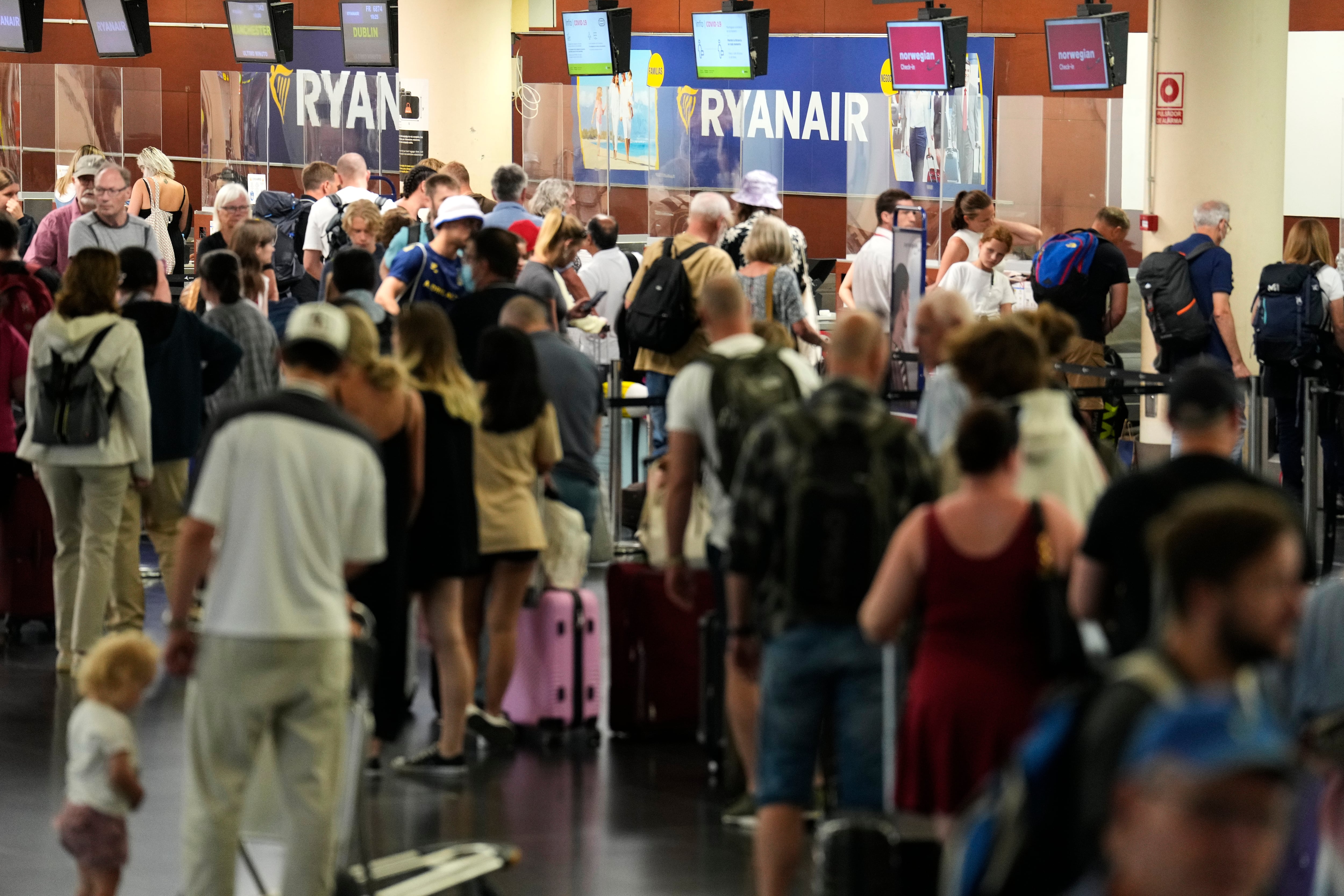 Aspecto de la Terminal 2 del Aeropuerto Josep Tarradellas Barcelona El Prat este viernes en que las huelgas de los tripulantes de cabina de Ryanair e EsayJet han provocado cancelaciones y retrasos.