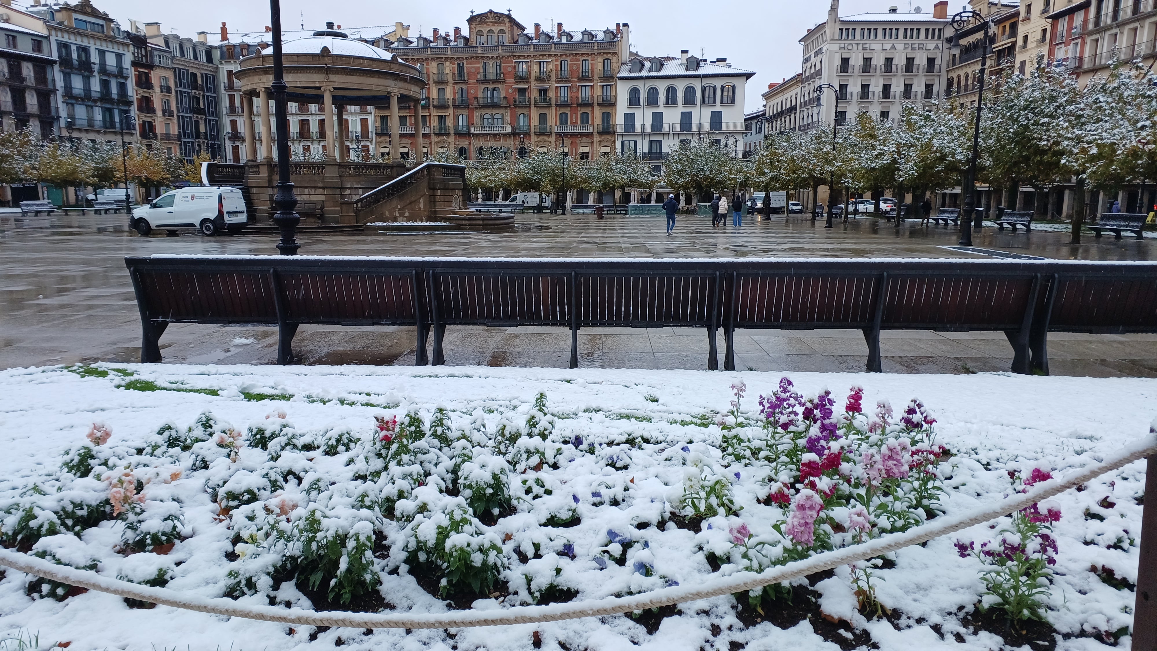 La nieve aparece en el centro de Pamplona