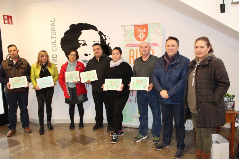 Los ganadores del concurso Sabores de la Vega junto al alcalde de Pinos Puente, Enrique Medina