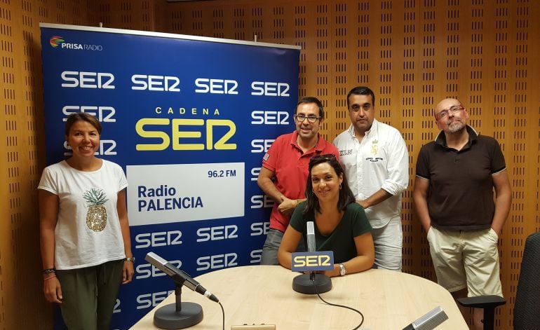 El equipo de redacción Radio Palencia afronta una nueva temporada. De izquierda a derecha: Beatriz Álvarez, Damián Blanco, Ana Mellado, Alberto Calleja y Juan Francisco Rojo