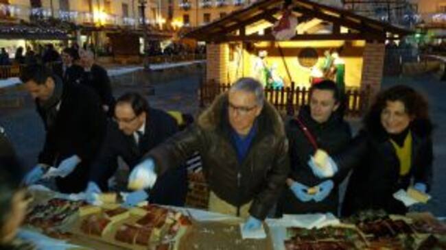 Concejales de la corporación municipal reparten el roscón