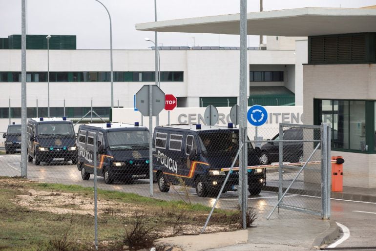 Furgones de la Policía Nacional salen del Centro de Internamiento de Extranjeros (CIE) de Archidona (Málaga)