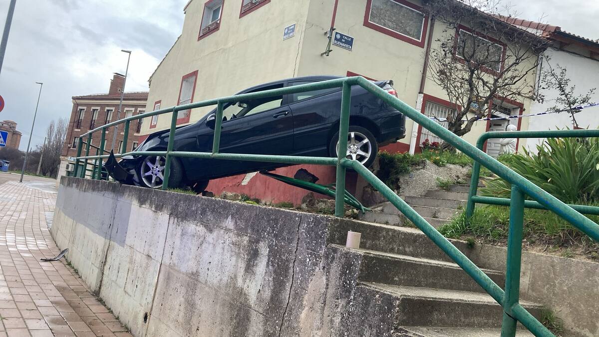 Detenido tras estampar el coche en unas escaleras de la Avenida de Gijón y salir huyendo