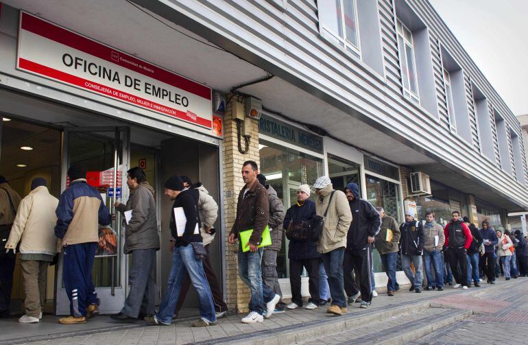 Cola de pardos en una ofician de empleo.