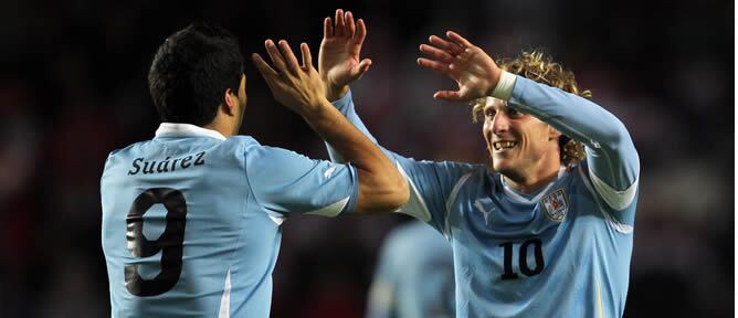 Las dos estrellas del combinado de Uruguay Diego Forlán y Luis Suárez