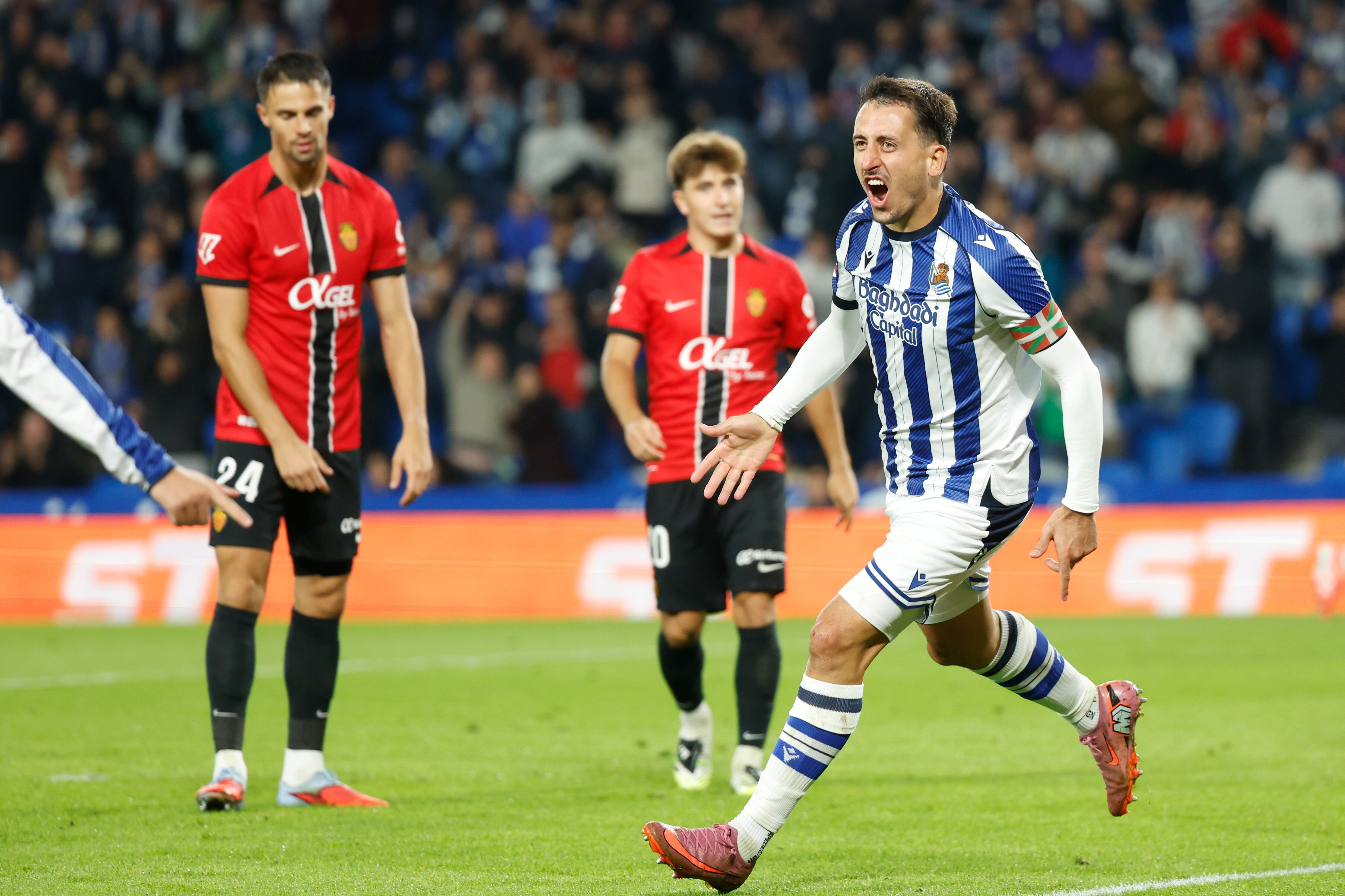 SAN SEBASTIÁN, 24/09/2025.- El delantero de la Real Sociedad, Mikel Oyarzabal, celebra el primer gol del equipo donostiarra durante el encuentro correspondiente a la sexta jornada de LaLiga de fútbol que Real Sociedad y RCD Mallorca disputan este miércoles en el Reale Arena, en San Sebastián. EFE/Juan Herrero
