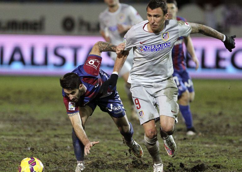 El delantero croata del Atlético de Madrid Mario Mandzukic y el defensa del Eibar Manuel Castellano.