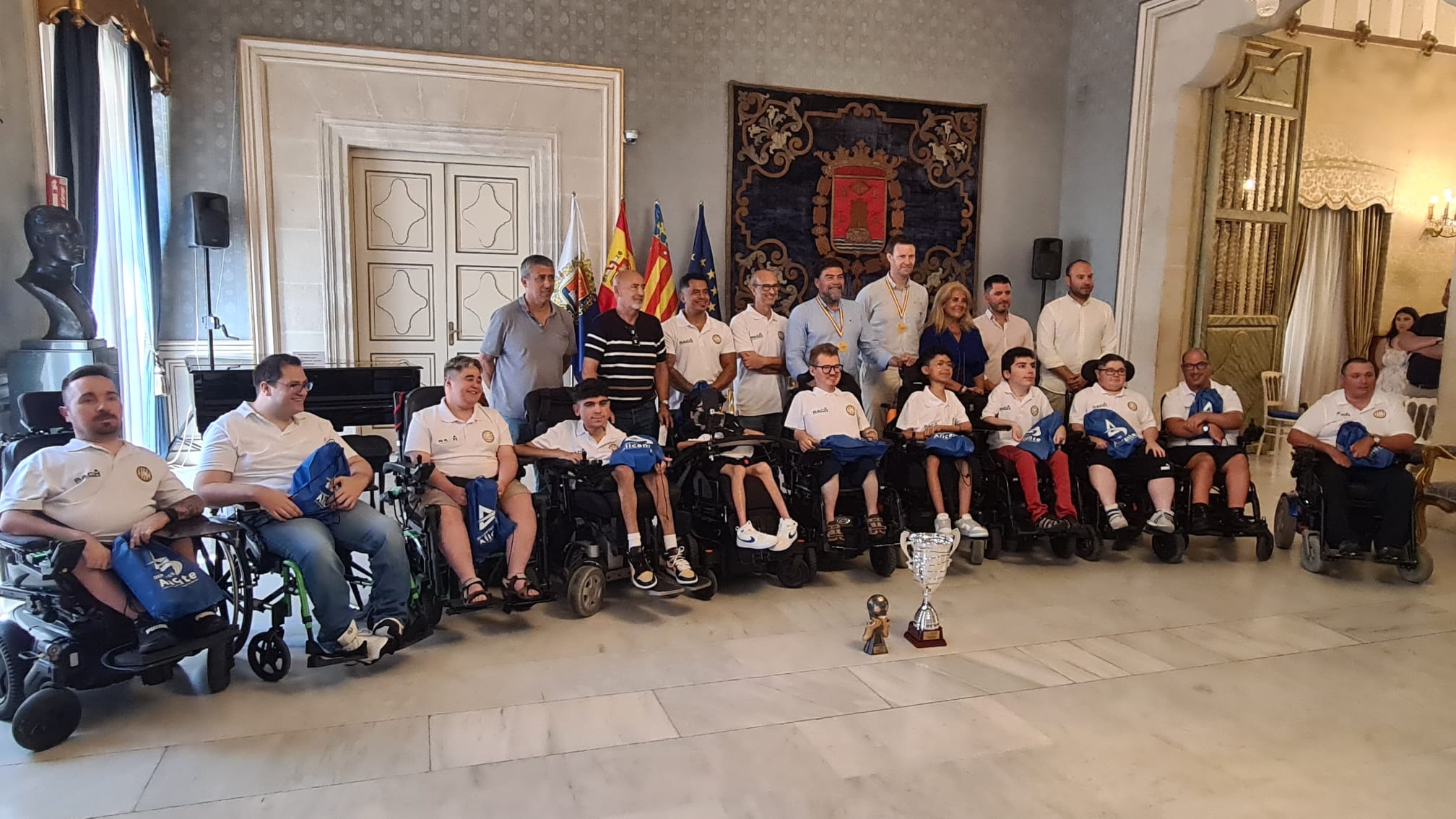 El alcalde de Alicante, Luis Barcala, junto con el equipo de fútbol sala adaptado Xaloc Alacant Powerchair en el salón Azul del Ayuntamiento