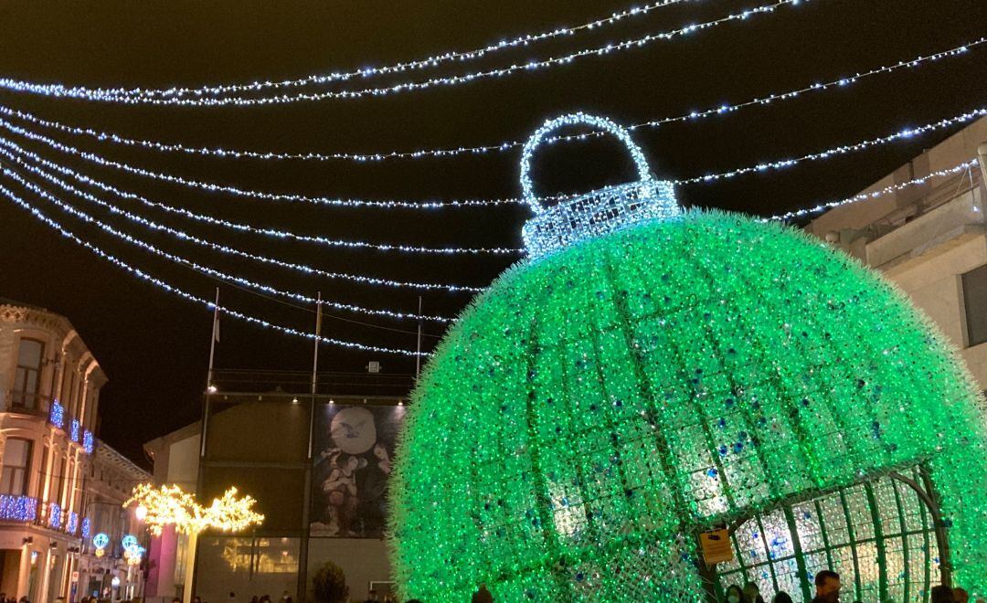 Imagen de archivo de la gran bola de Navidad de la ciudad del vino 