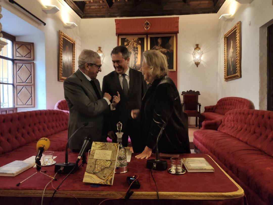 Braulio Medel, Juan Espadas y Enriqueta Vila tras la presentación del libro