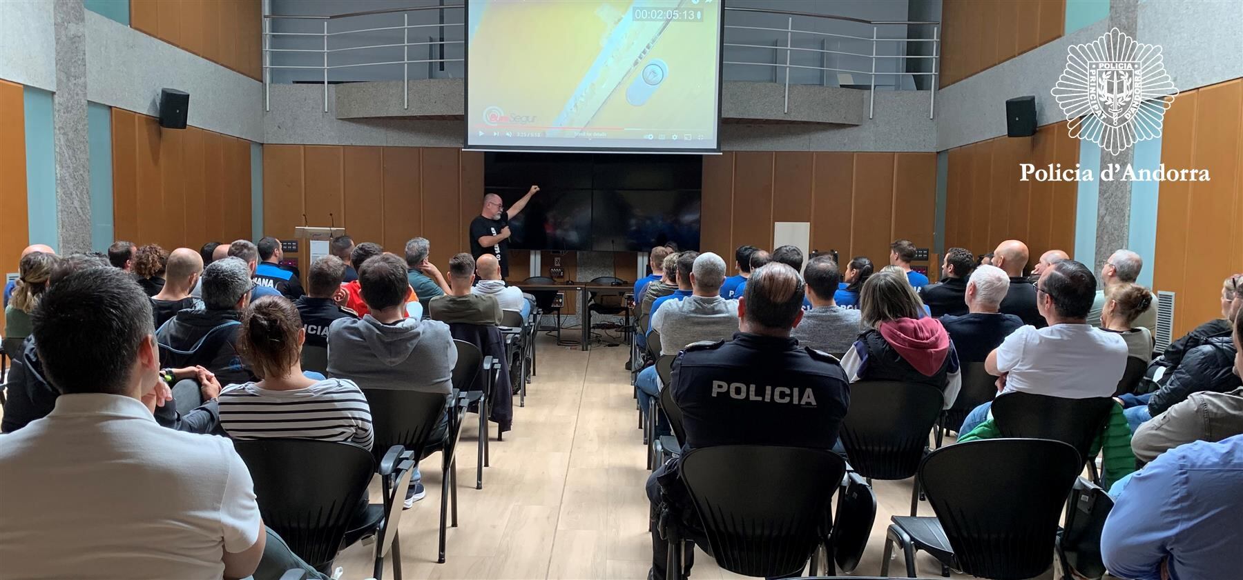 Un expert va impartir la formació a una seixantena de policies