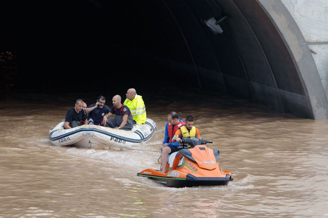 El túnel de la AP-7 a la altura de Pilar de la Horadada dónde han quedado varios vehículos atrapados con sus conductores que han sido rescatados con barcas y motos acuáticas de la Guardia Civil y Bomberos