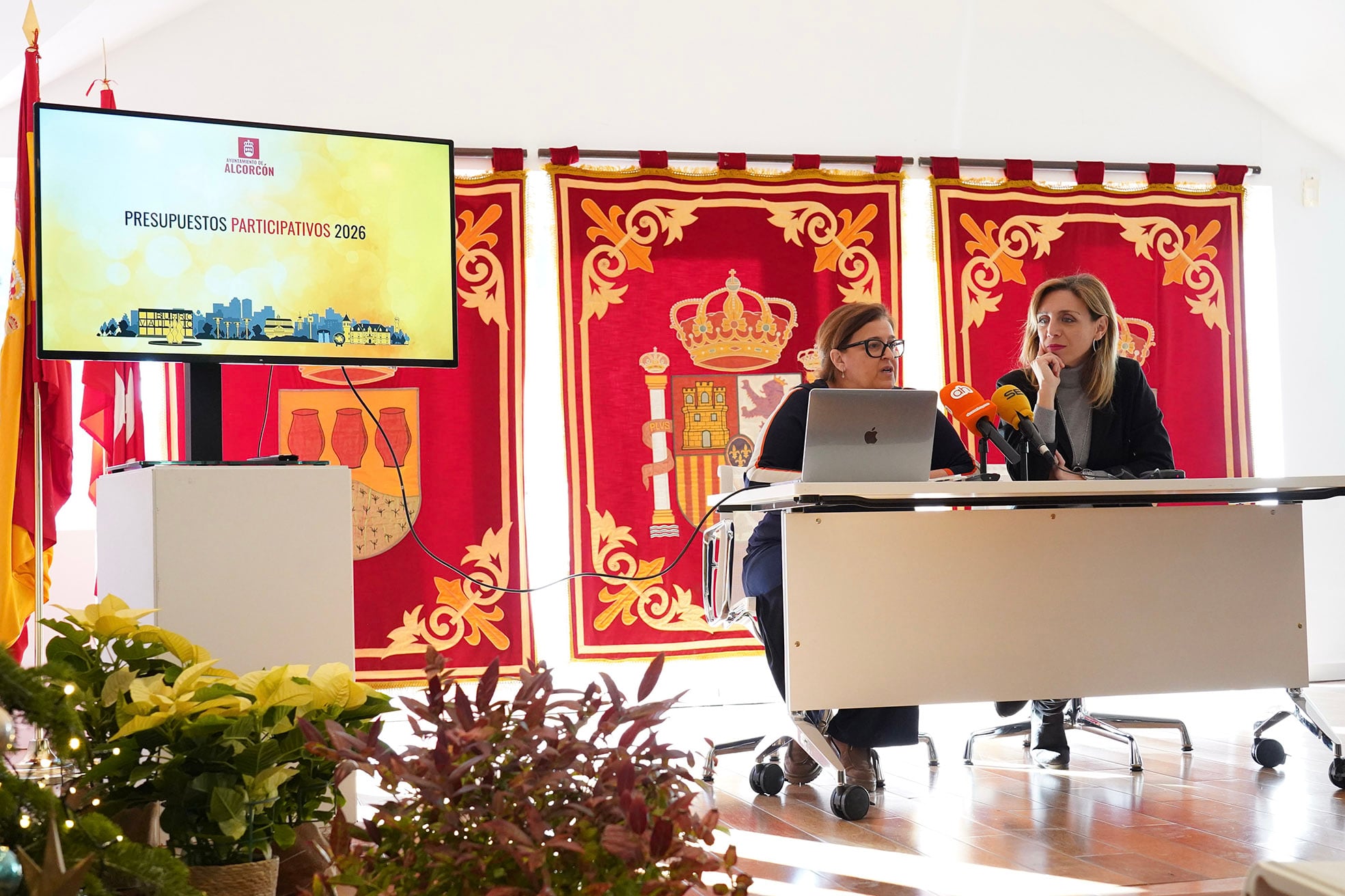 La alcaldesa de Alcorcón, Candelaria Testa, y la concejala de Participación Ciudadana, Sonia López durante la rueda de prensa de presentación de los presupuestos participativos