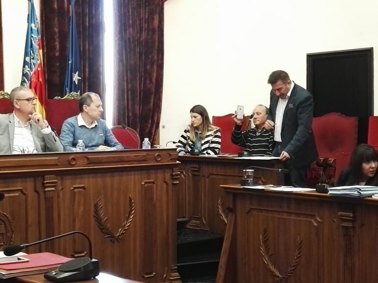 Justino Delgado graba la intervención de Luis Ángel Mateo