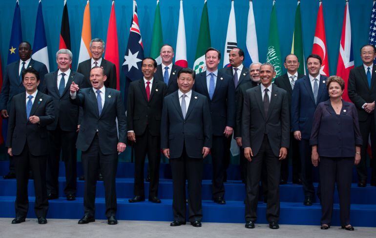 Líderes mundiales posan para la foto de grupo de miembros del G-20.