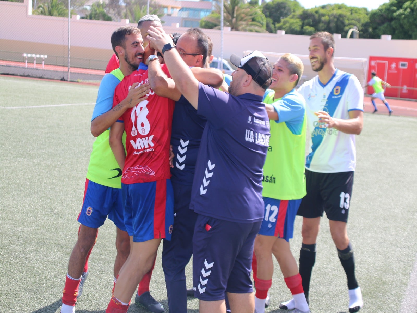 Celebración de uno de los goles de la UD Lanzarote.