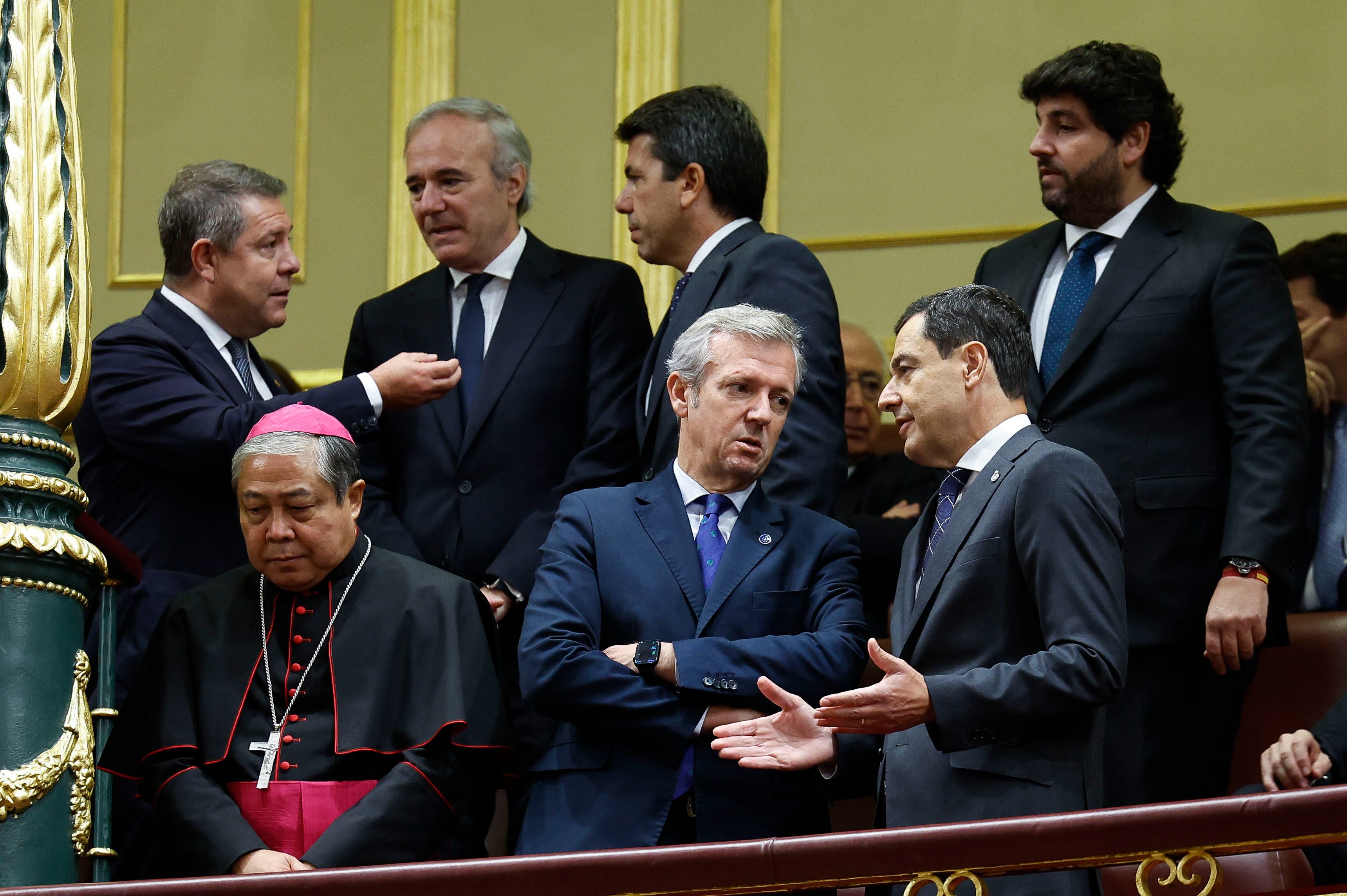 El presidente de la Junta de Comunidades de Castilla-La Mancha, Emiliano García-Page (i); el nuncio apostólico en España, Bernardito Auza y Cleopas (2i), el presidente de Aragón, Jorge Azcón (3i); el de la Comunitat Valenciana, Carlos Mazón; el de la Xunta de Galicia, Alfonso Rueda (c), el de la Junta de Andalucía, Juanma Moreno, y el de la Región de Murcia, Fernando López Miras.