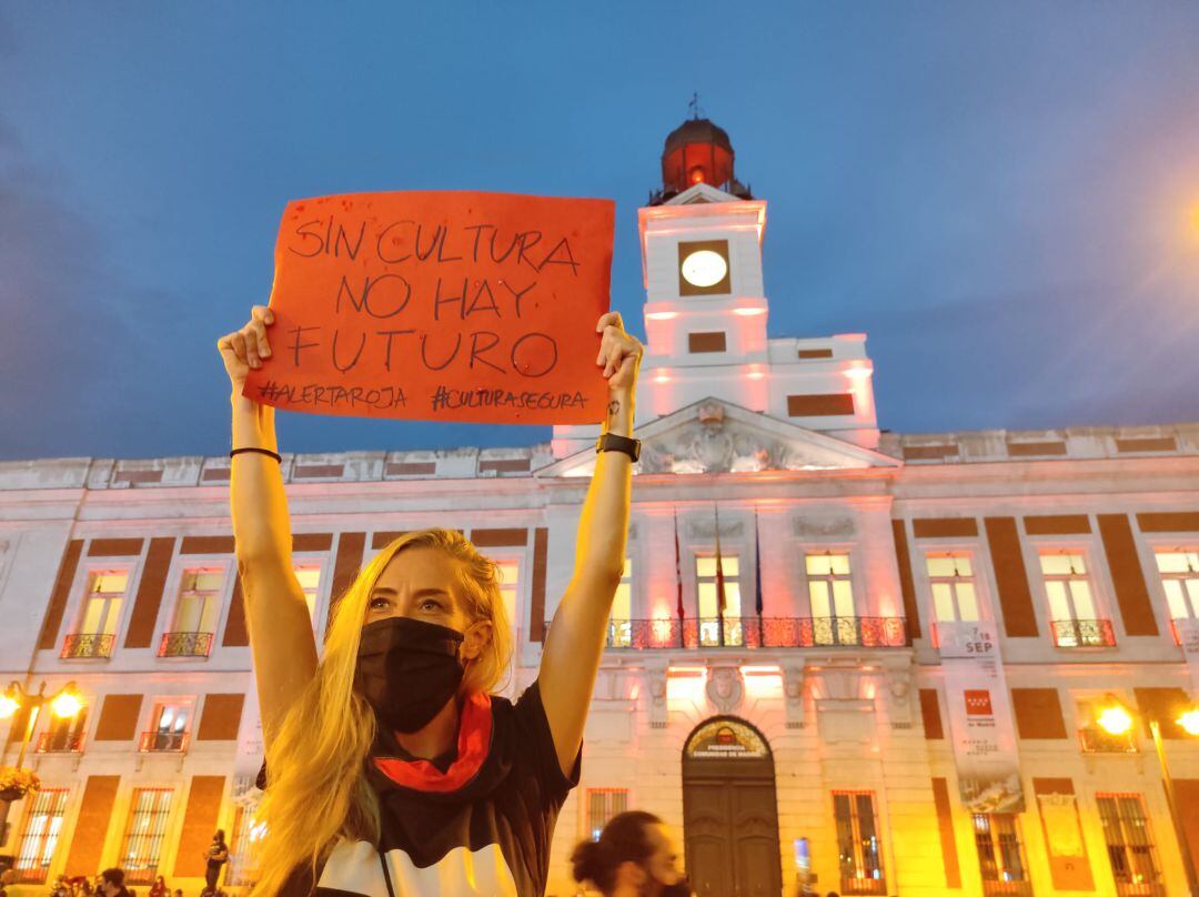 La actriz Lara Ruiz, este jueves en la puerta del Sol (Madrid)