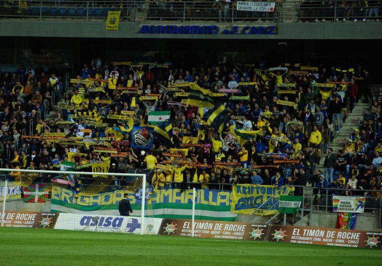 La grada bromeó con cánticos durante el partido