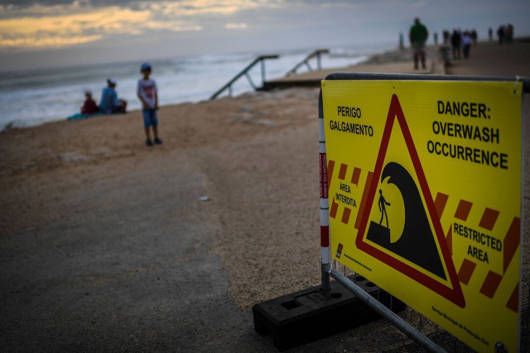 Una señal de peligro en Costa de Caparica, cerca de Lisboa.