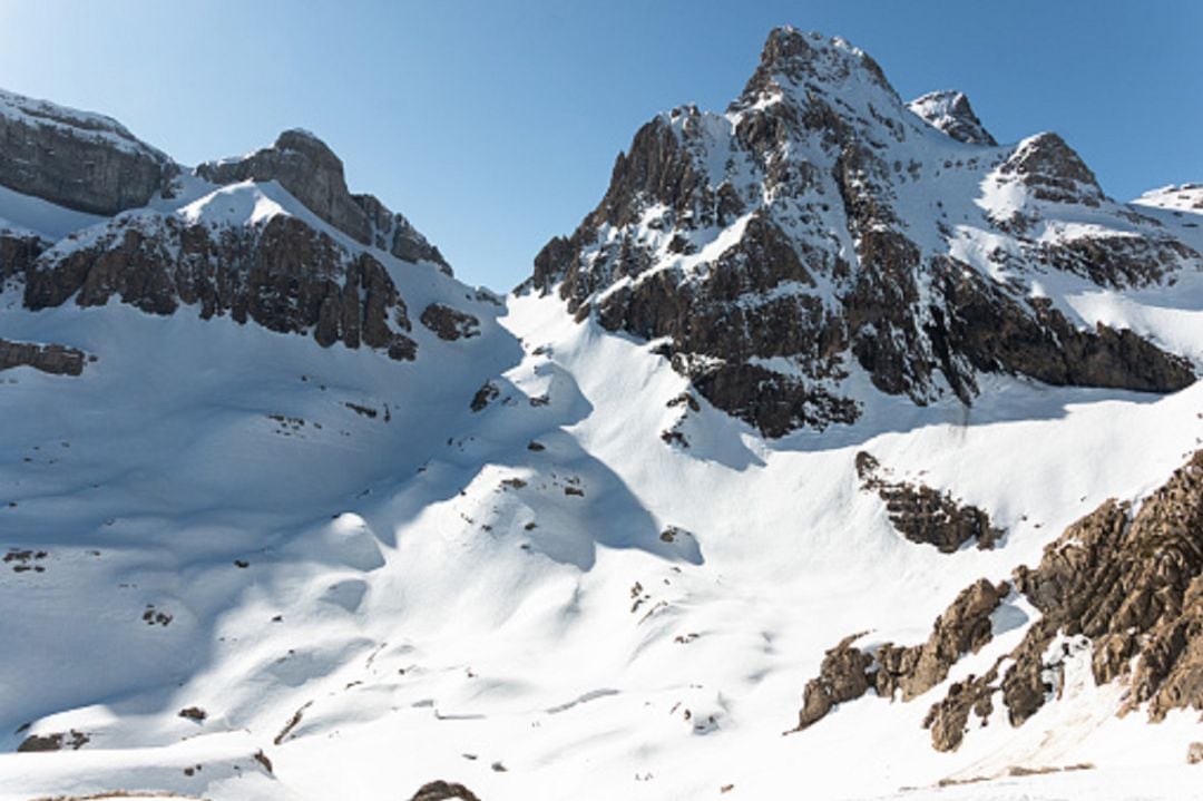 Montañas nevadas en el Pirineo aragonés 