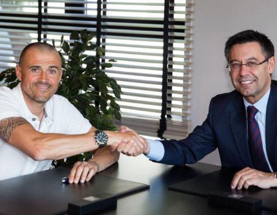 Luis Enrique estrecha la mano a Bartomeu después de firmar su renovación