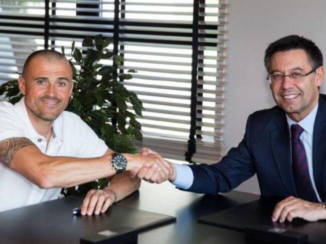 Luis Enrique estrecha la mano a Bartomeu después de firmar su renovación