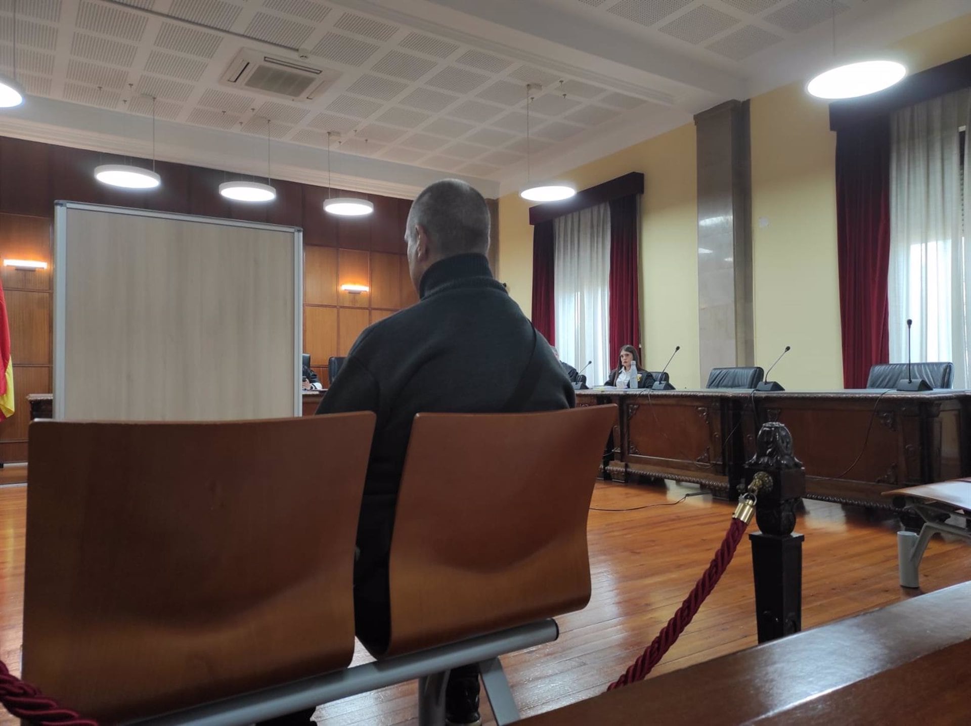 El acusado frente al biombo que protegió a la joven durante su testimonio.