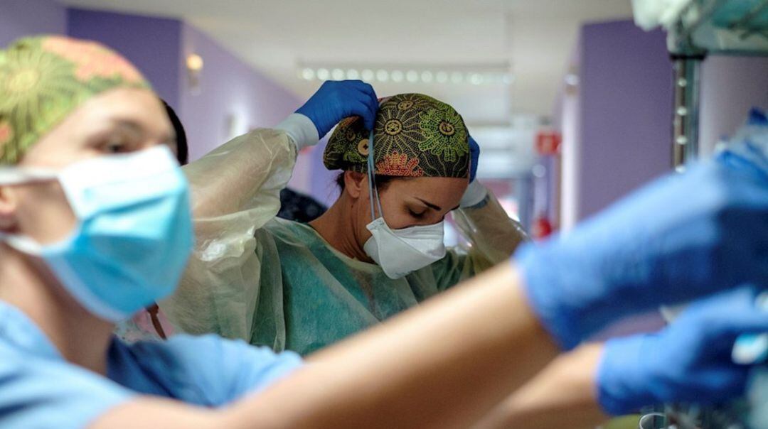 Sanitaria poniéndose una mascarilla