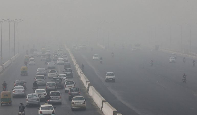 Imagen de Nueva Delhi (India) que muestra los elevados índices de  contaminación del aire que provocan los coches y los sistemas de combustión que usan carbón. 