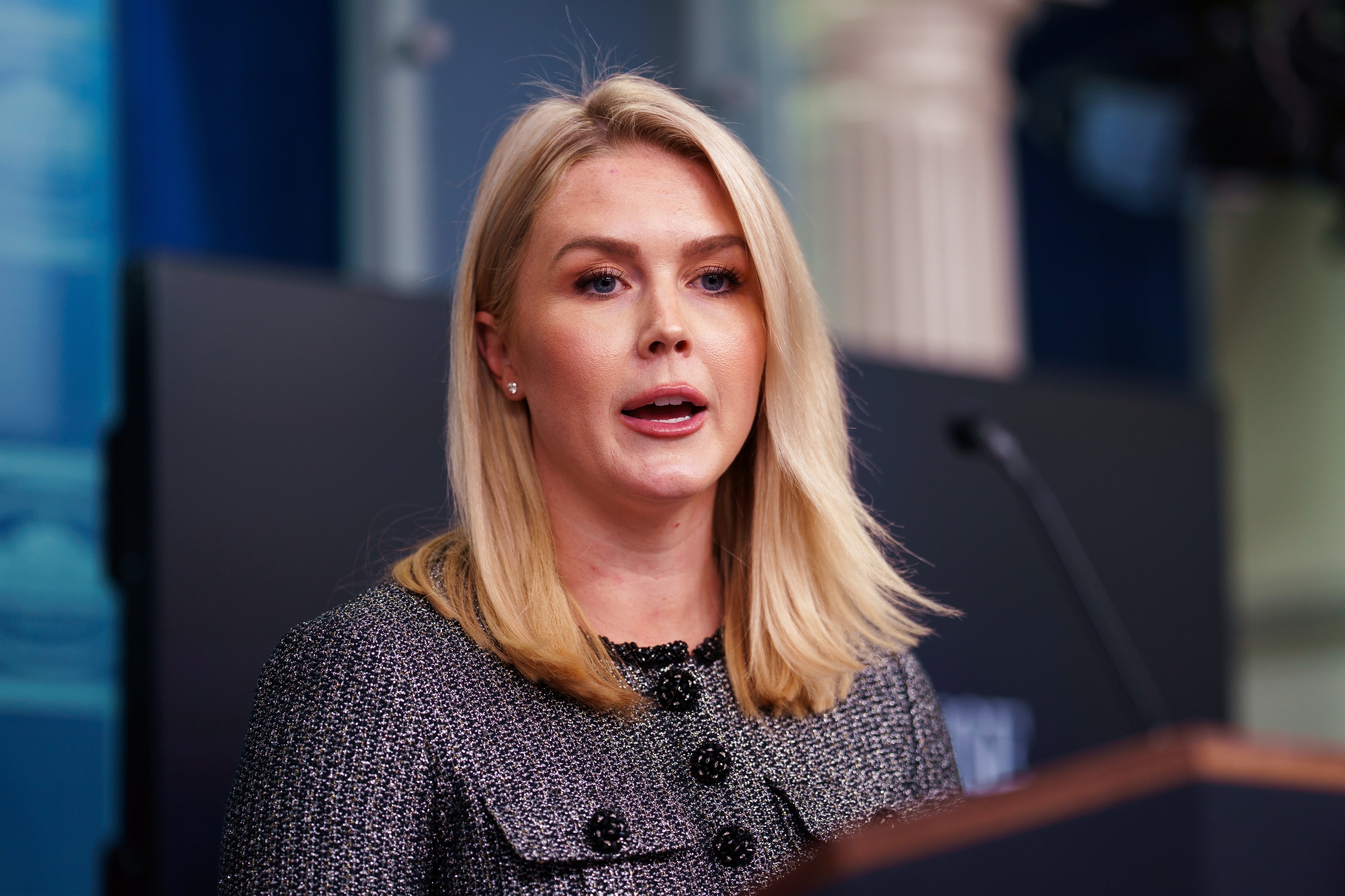 La secretaria de prensa de la Casa Blanca, Karoline Leavitt, durante una rueda de prensa este viernes. EFE/EPA/WILL OLIVER