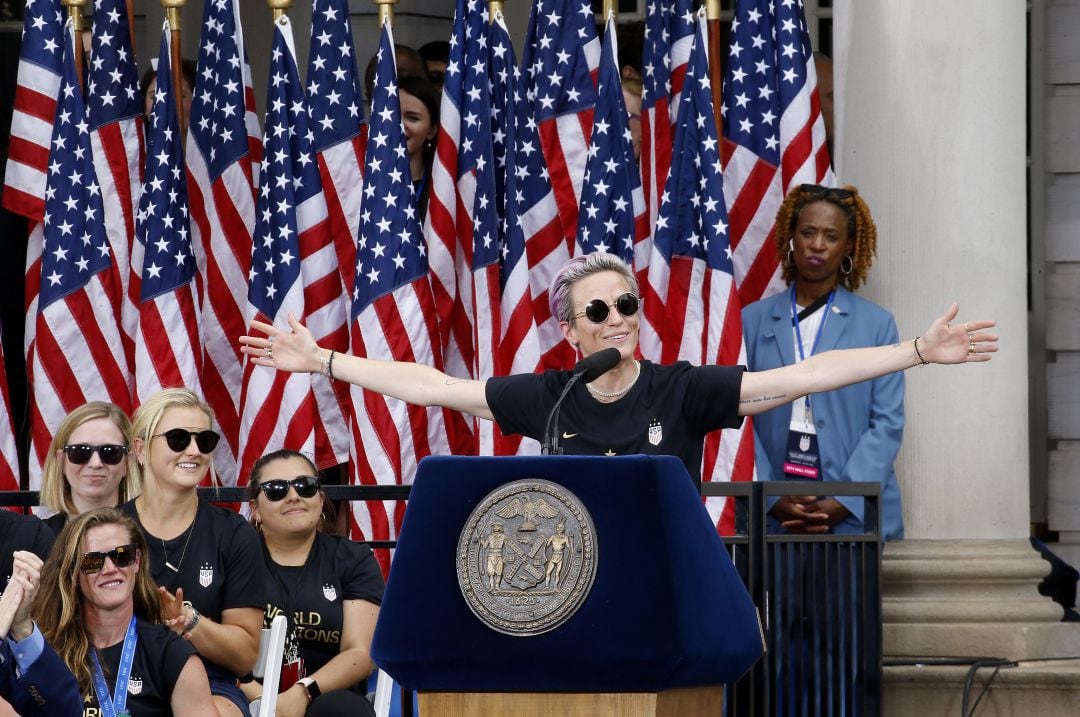 Megan Rapinoe durante el discurso ante los aficionados