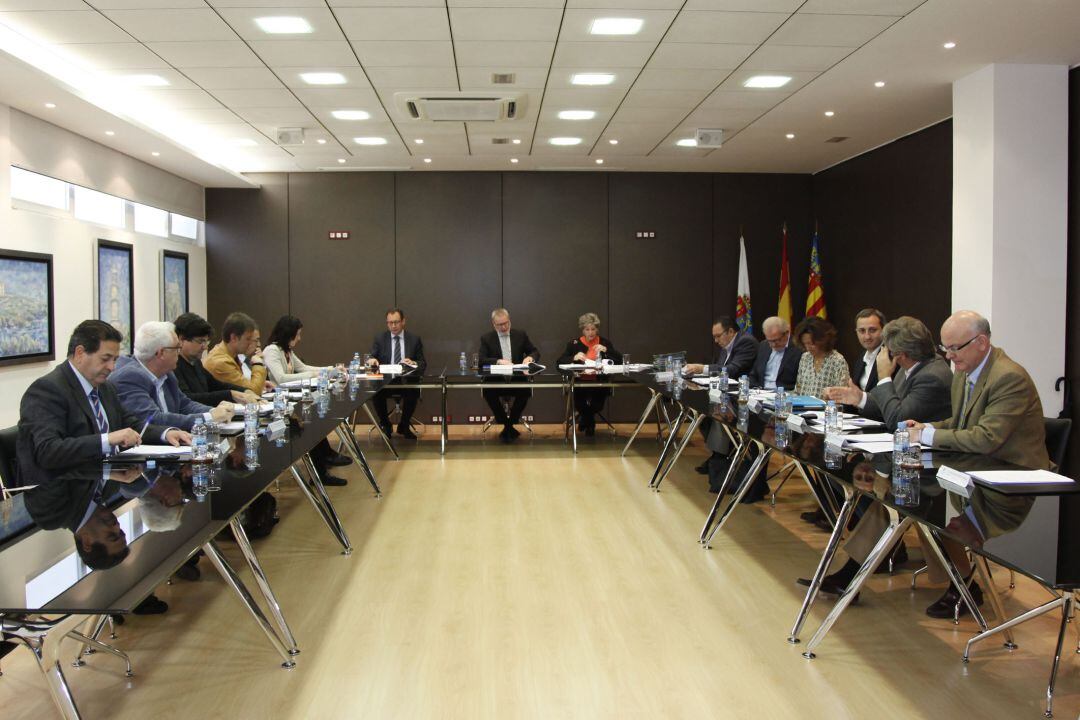 César Sánchez (tercero a la derecha) en una reunión del Consejo de Administración del Puerto, en 2016.