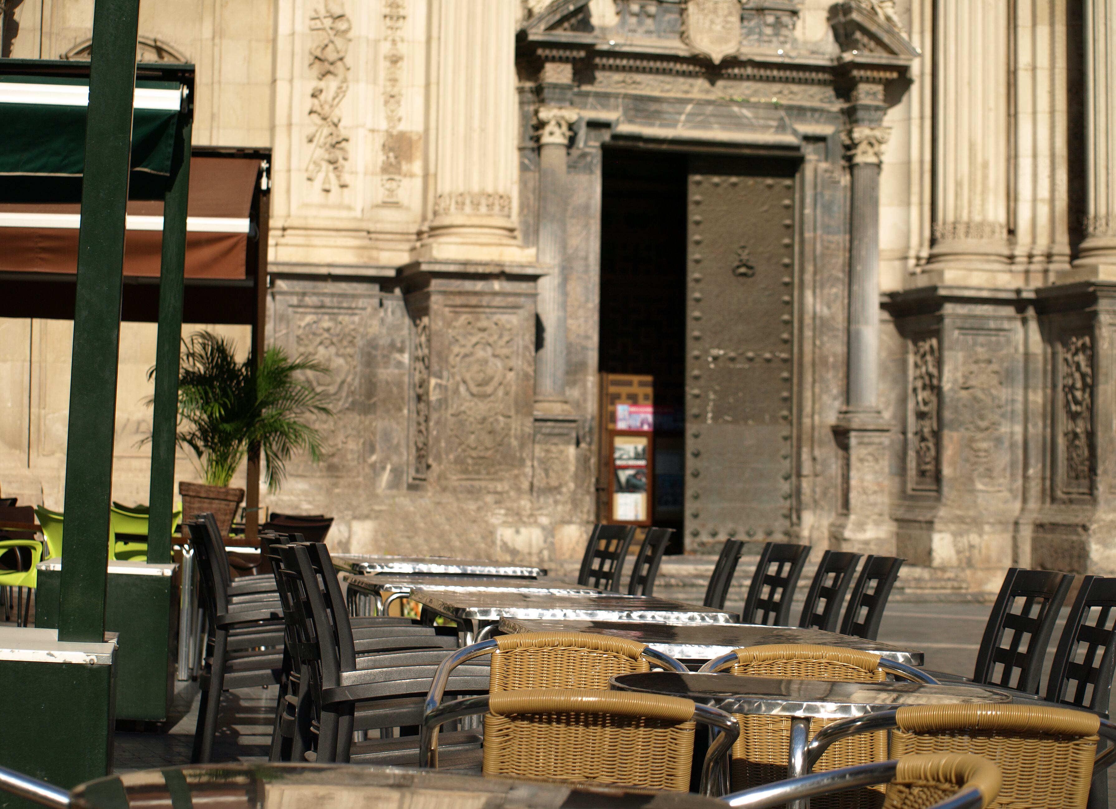 Terraza en la plaza del Cardenal Belluga en Murcia en una foto de archivo