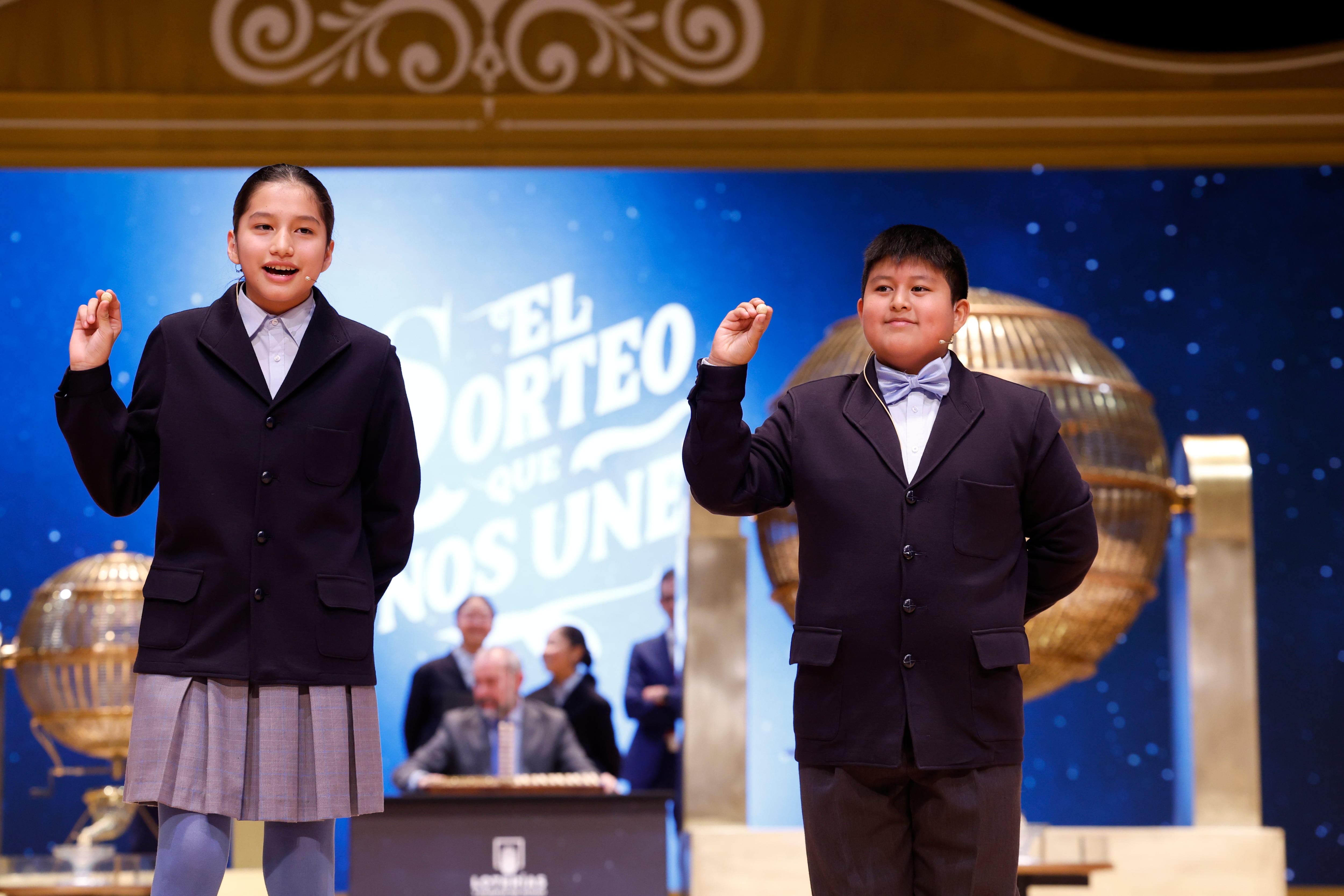 MADRID, 22/12/2024.- Los niños de la Residencia San Ildefonso de Madrid Piero Rai Chávez (d) y Alisce Ríos (i), muestran el número 72.480, el Gordo de Navidad, dotado con 4.000.000 euros a la serie y 400.000 euros al décimo, durante el sorteo de la Lotería de Navidad que se celebra este domingo en el Teatro Real, en Madrid. EFE/Javier Lizón
